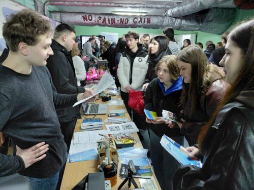 photo 5345978409772848181 y